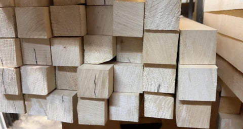 Стопка деревянных заготовок для точения